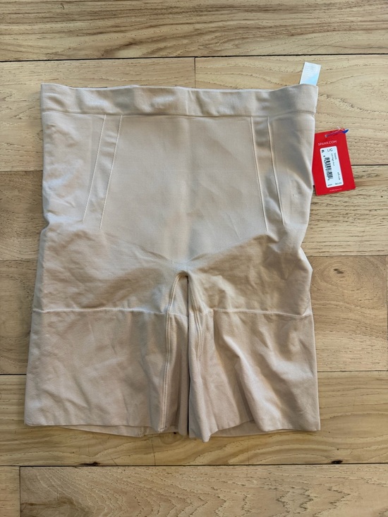 SPANX Other - NWT Spanx sculpt shorts size large